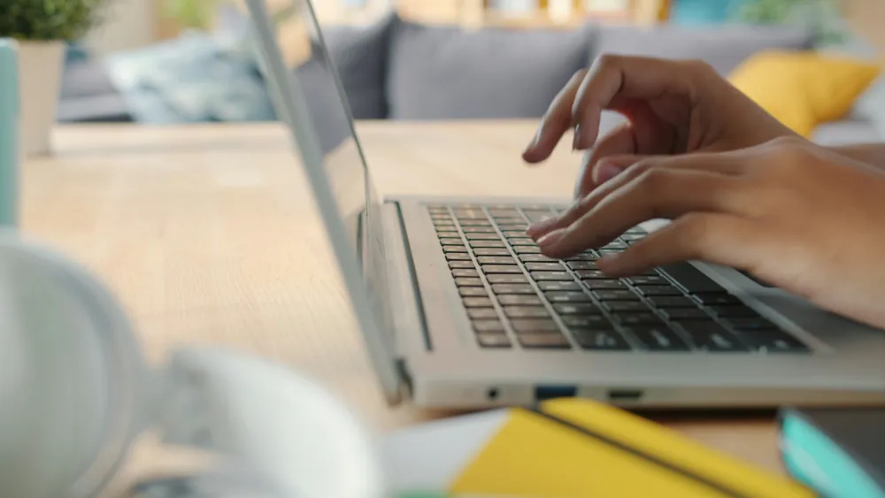 Céges weboldal elemzése laptopon